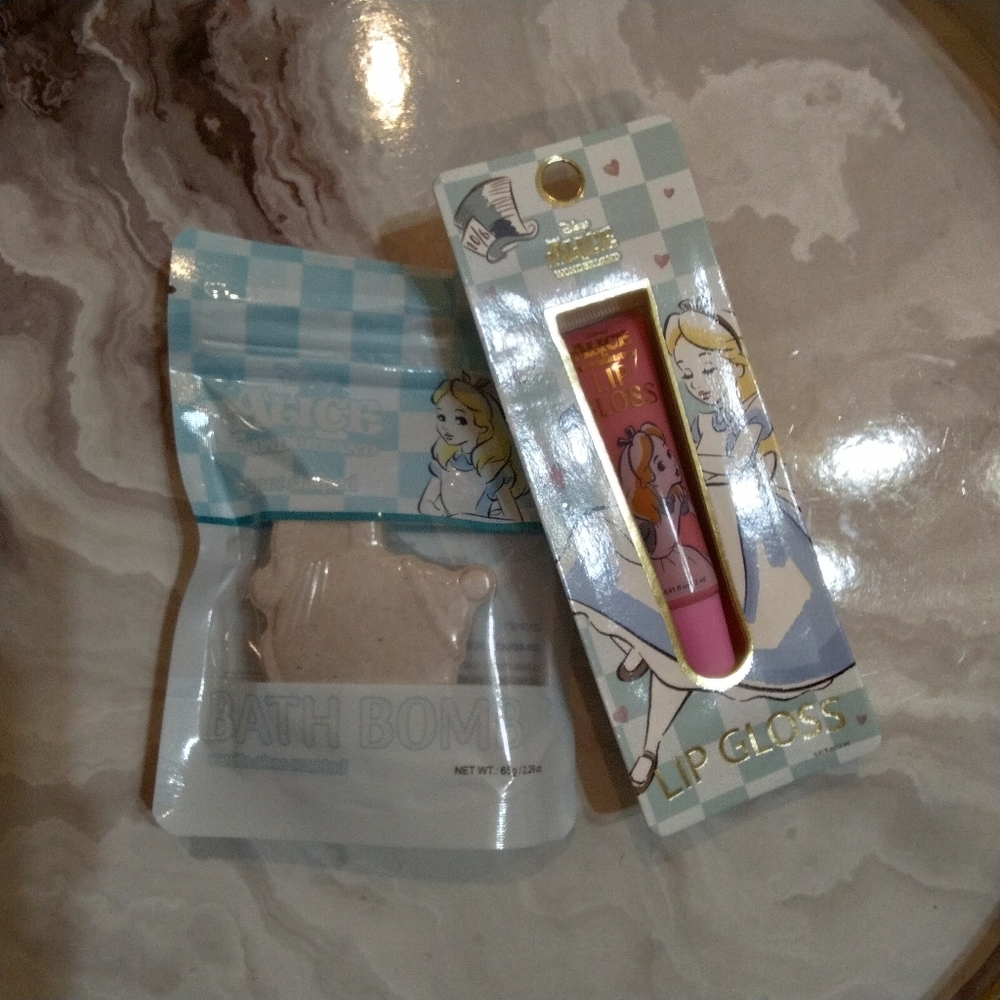 🐆Alice in Wonderland Lip Gloss and Bath Bomb Set